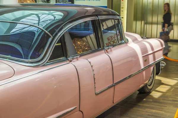 Roze 1956 cadillac op de luchthaven — Stockfoto