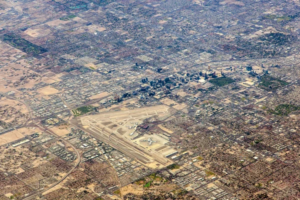 空中的拉斯维加斯地带和机场 — 图库照片