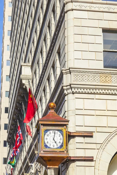 Facade with old clock in the gaslamp quarter in San Diego — Stock Photo, Image