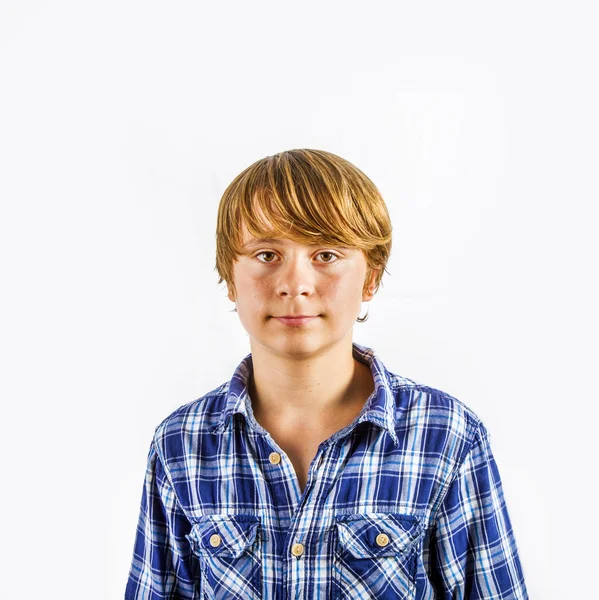 Retrato de bonito jovem menino feliz com fundo branco — Fotografia de Stock