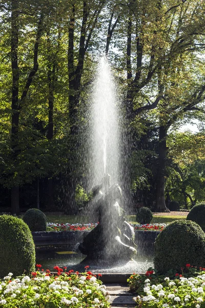 Berömda Neptunfontänen inne i bolongaro park — Stockfoto