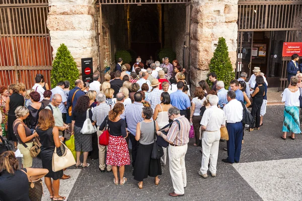 Επισκέπτες περιμένουν έξω από την arena di verona για είσοδο — Φωτογραφία Αρχείου