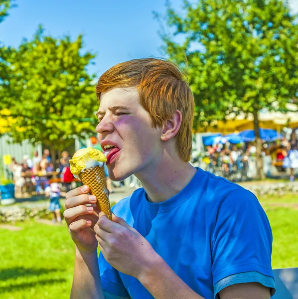 Fiú élvezi a friss fagylaltot — Stock Fotó