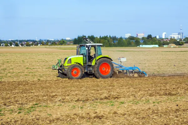 Liten skala jordbruk med traktor och plog — Stockfoto