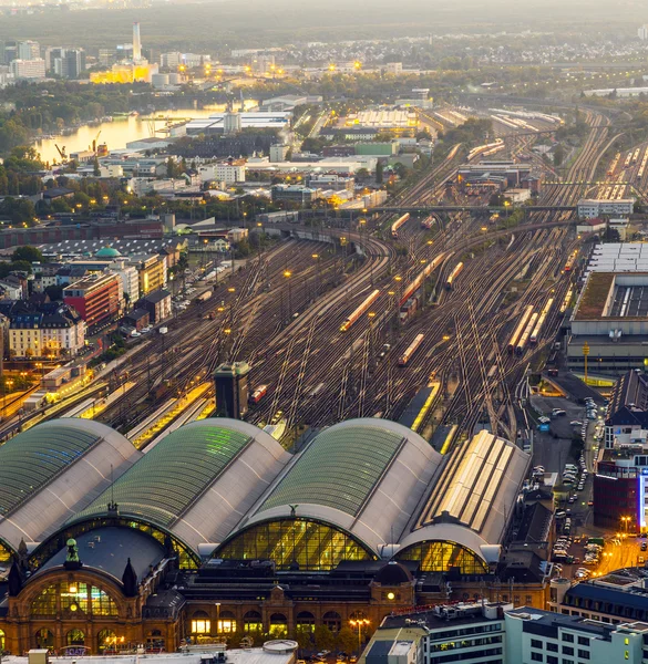 Aerial of the Hauptbahnhof in Frankfurt an Main in the evening — Stock Photo, Image