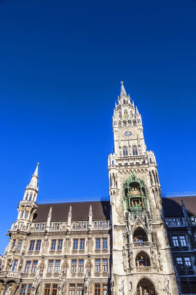 City hall of Munich at the Marienplatz with figures at the Glockenspiel — Stock Photo, Image