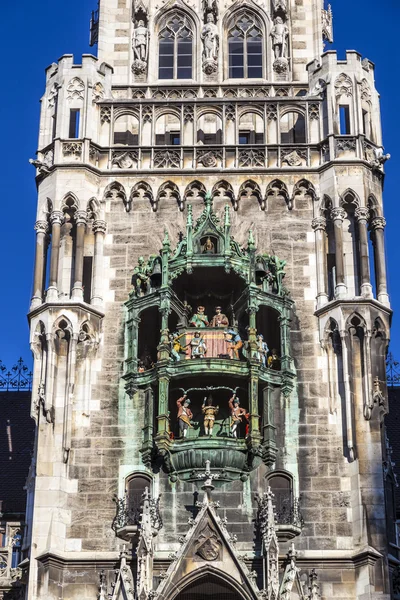 City hall of Munich at the Marienplatz with figures at the Glockenspiel — Stock Photo, Image