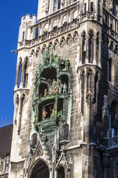 Ayuntamiento de Munich en la Marienplatz con figuras en el Glockenspiel — Foto de Stock