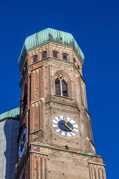 Башня знаменитого Мюнхенского собора - Liebfrauenkirche — стоковое фото