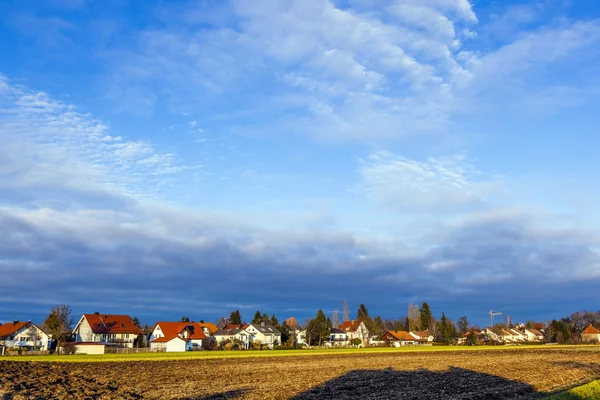 Paisagem rural em Munique com novo assentamento e campos — Fotografia de Stock