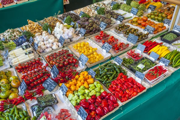 Φρέσκα λαχανικά και φρούτα που προσφέρονται στην αγορά victualien στο — Φωτογραφία Αρχείου