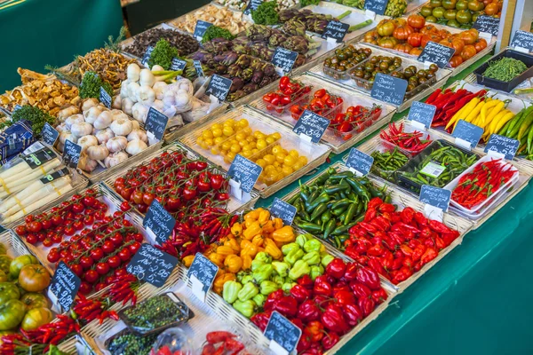 Produtos hortícolas frescos e frutas oferecidas no mercado externo de abastecimento em — Fotografia de Stock