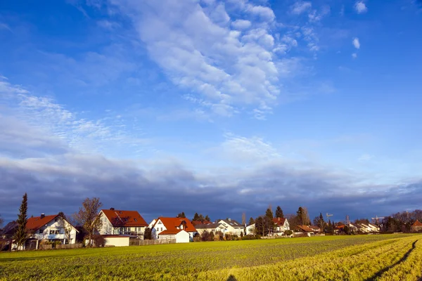 Paisaje rural en Munich con nuevos asentamientos y campos — Foto de Stock