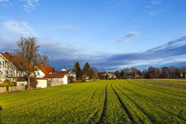 Paisaje rural en Munich con nuevos asentamientos y campos — Foto de Stock