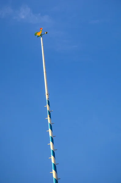 Bavarian maypole under blue sky — Stock Photo, Image