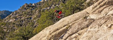 Downhill bisikleti rider Dağı lemmon rides