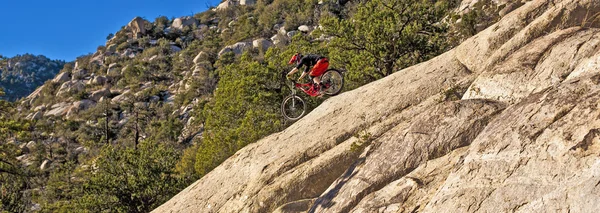 Downhill bike rider rides down the mount Lemmon — Stock Photo, Image