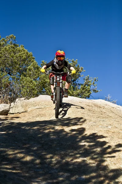 Downhill bike rider rides down the mount Lemmon — Stock Photo, Image