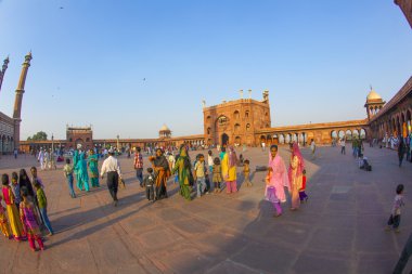 d'jama masjid Camisi avlusunda kulları kalan grup