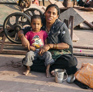 Childs'ın annesiyle d'jama masjid Camisi avlusunda dayanmaktadır
