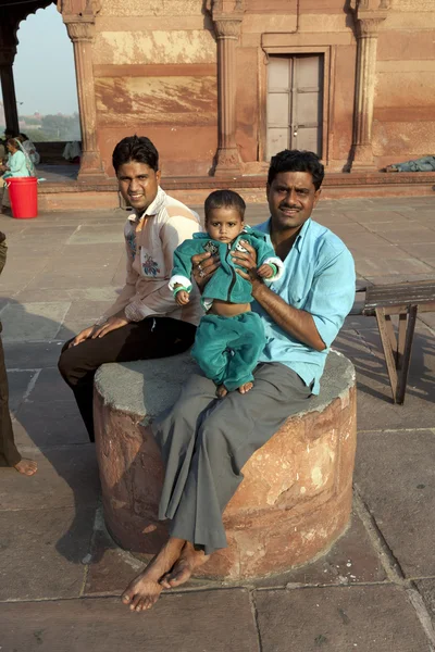 Father with his children rests on courtyard of Jama Masjid Mosqu — Stock Photo, Image