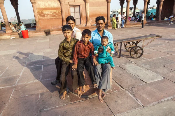 Father with his children rests on courtyard of Jama Masjid Mosqu — Stock Photo, Image