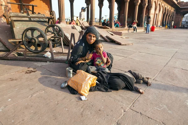 Moeder met childs berust op binnenplaats van jama masjid moskee in d — Stockfoto