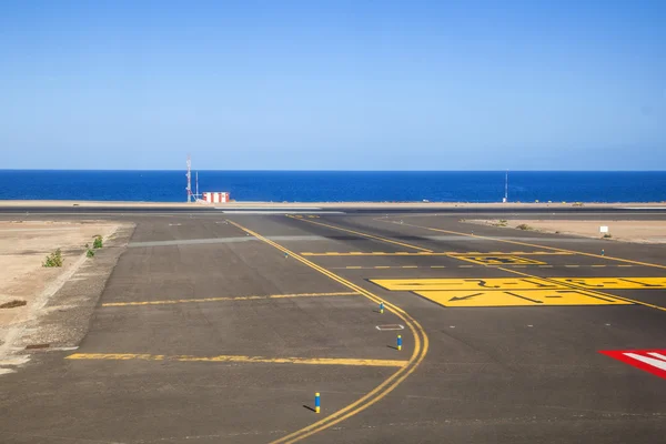 Start-en landingsbaan met Oceaan op de achtergrond — Stockfoto