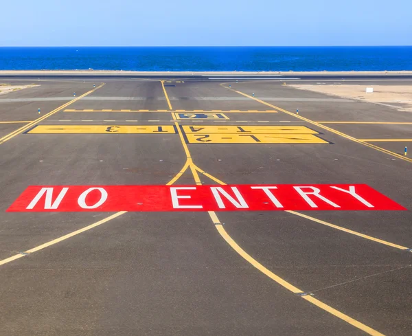 Geen teken van de post op de landingsbaan van het vliegveld met Oceaan in backgro — Stockfoto