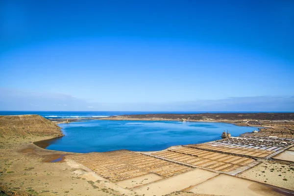 Słynny salinas de janubio w lanzarote, Wyspy Kanaryjskie, Hiszpania — Zdjęcie stockowe