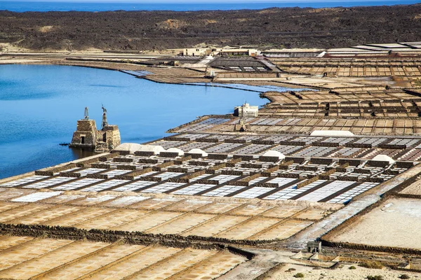 Słynny salinas de janubio w lanzarote, Wyspy Kanaryjskie, Hiszpania — Zdjęcie stockowe