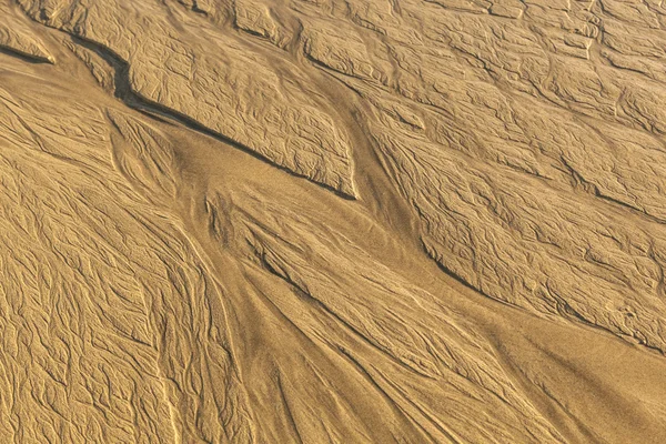 Texture sulla spiaggia di sabbia mentre bassa marea tempo — Foto Stock