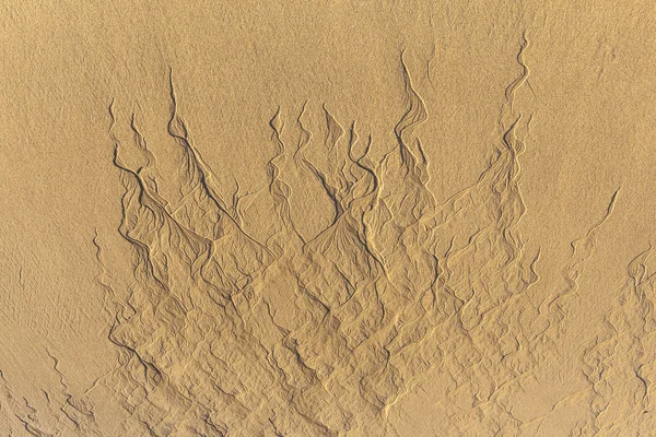 Texture de type motif islamique sur la plage de sable tandis que la marée basse ti — Photo