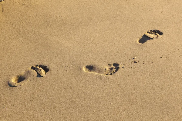 Menschliche Fußstapfen am Strand — Stockfoto