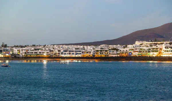 Miasto i port w Playa blanca z morzem w godzinach wieczornych — Zdjęcie stockowe