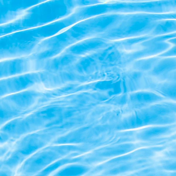 Reflexão da água da piscina com solo azul — Fotografia de Stock