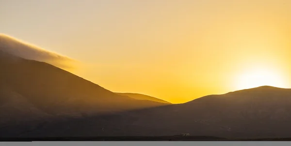 Amanecer sobre las montañas Femes vistas desde Playa Blanca, Lanzarote —  Fotos de Stock