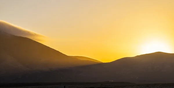 Nascer do sol sobre as montanhas Femes visto de Playa Blanca, Lanzarote — Fotografia de Stock