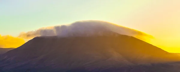 Soluppgång över femes berg sett från playa blanca, lanzarote — Stockfoto