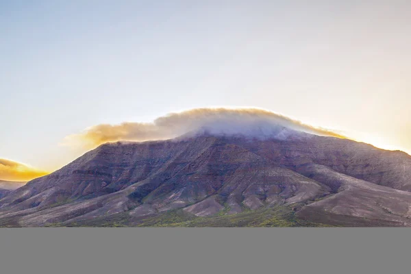 Sunrise over Femes mountains seen from Playa Blanca, Lanzarote — Stock Photo, Image
