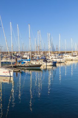 Yelkenli tekneler Marina Rubicon limanında yatıyor.