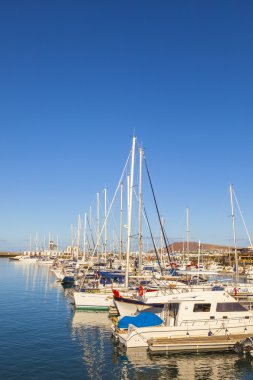 Yelkenli tekneler Marina Rubicon limanında yatıyor.
