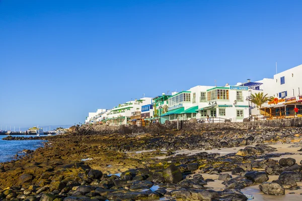 Strandpromenaden i natursköna playa blanca med havet på morgonen — Stockfoto
