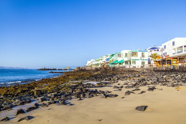 Χώρο περιπάτου του γραφική playa blanca με το παραθαλάσσιο το πρωί — Φωτογραφία Αρχείου