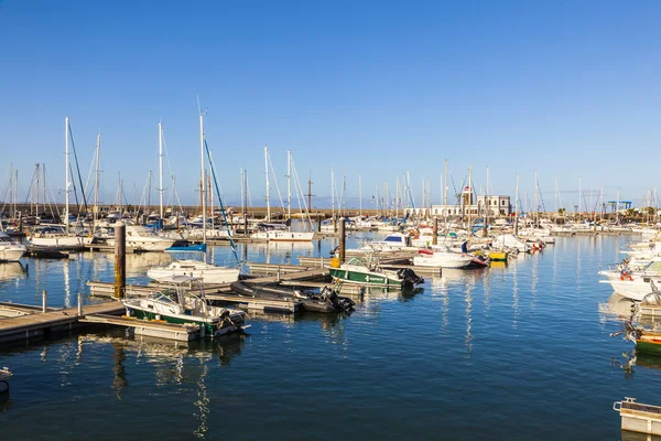 Segling Båtar ligger i hamnen Marina Rubicon — Stockfoto