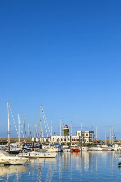 Segling Båtar ligger i hamnen Marina Rubicon — Stockfoto