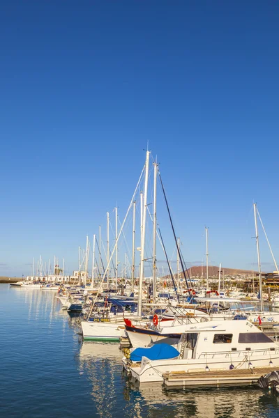 Barcos à vela jazem no porto Marina Rubicon — Fotografia de Stock