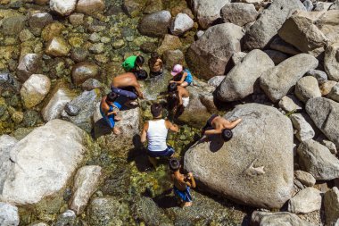 turistler daha düşük yosemite wate göl bacaklarını açıp cool