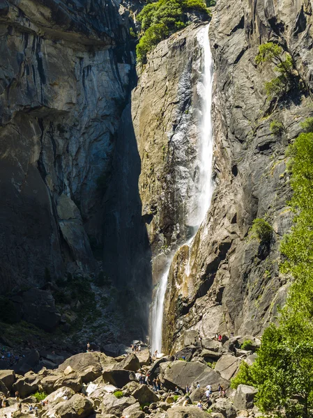 Turisti raffreddano le gambe nel lago del basso Yosemite wate — Foto Stock