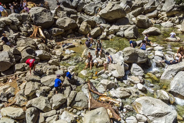 Turistas refrescan sus piernas en el lago de la parte baja de Yosemite wate — Foto de Stock